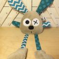 Doudou lapin taupe et bleu