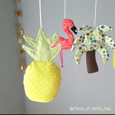 Flamants roses, ananas et palmiers... un mobile bébé aux airs de vacances!