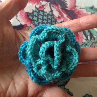 Rose en broche au crochet