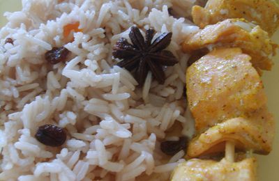 Brochettes de saumon au curry et riz épicé à la papaye