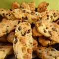 Biscottes à l'orange, olives et pignons