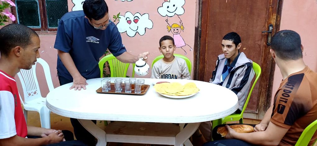 Une petite équipe de pâtissiers fait des baghrir بغرير au temps d'accueil ce lundi à O.T.