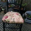 Chaise noire à l'assise fleurie rose, romantique et rétro