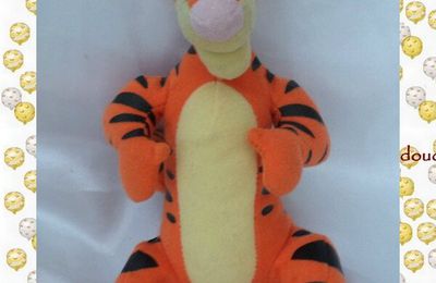 Doudou Peluche Tigrou Assis Disney Jemini 18 cm