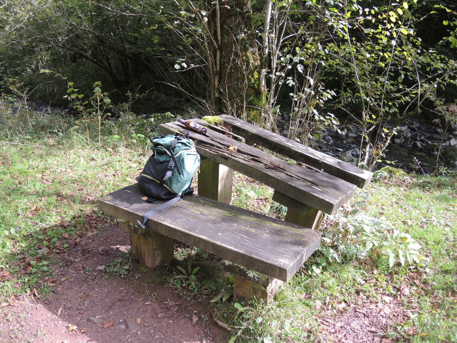 Sources de la Bidouze, en chemin, arrivée au pont, table pique-nique. (64)