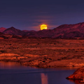   La dernière pleine lune, au-dessus du Lake Mead (Nevada). photo de Jeff Ragazzo