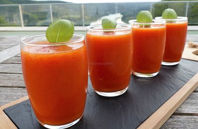 Soupe froide aux poivrons grillés et aux tomates 