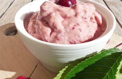 Yaourt glacé aux cerises ou frozen yogurt 