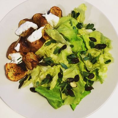 Salade de pourpier et graines de courge accompagnée de pommes de terre aux herbes et sauce yaourt grec / ciboulette