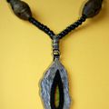 collier en perles, medaillon pierre et tissus africain