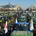 REBELOTE LES AGRICULTEURS EN COLERE REMETTENT LE COUVERT EN ENVAHISSANT LA CAPITALE DE PARIS AVEC LEURS TRACTEURS !