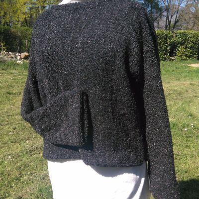 Un petit pull noir (et brillant) 