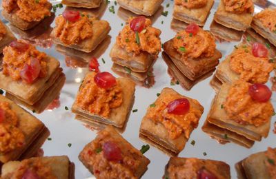 Amuse bouche : petit feuilleté, crème de caviar de homard breton