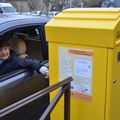 Le conseiller municipal propose une boite aux lettres "Drive" en face du bureau de poste de Longueau 