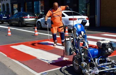 LES PASSAGES PROTÉGÉS PASSENT AU ROUGE.