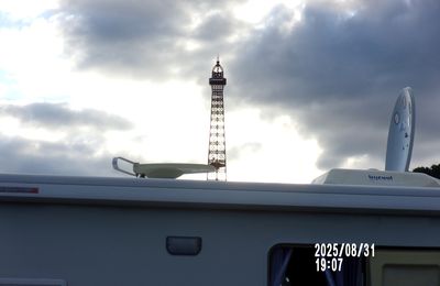 Au pied de la Tour Eiffel en Camping-car ! ! !