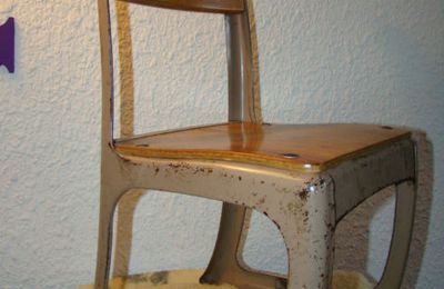 Chaise bois et métal fabriquée par la firme American Seating