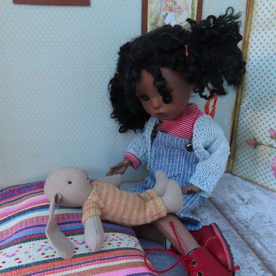 Une petite fille et son doudou lapin