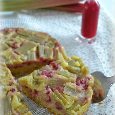 Gâteau rhubarbe-groseilles et coulis de framboises