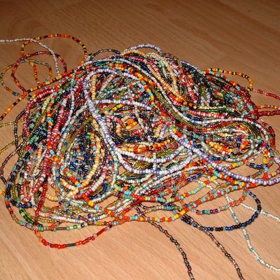 Plein de colliers en perles 