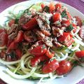 salade de spaghettis de courgettes, thon, tomates