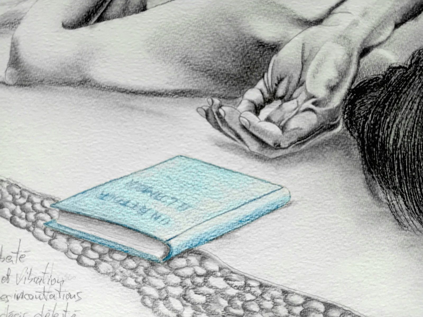 Dessin au crayon. Noir et blanc. Détail sur la main d'une baigneuse. Livre posé à côté d'elle. 