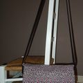 Sac en bandoulière / besace en simili cuir noir et coton à petites fleurs