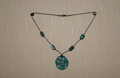 Collier bleu