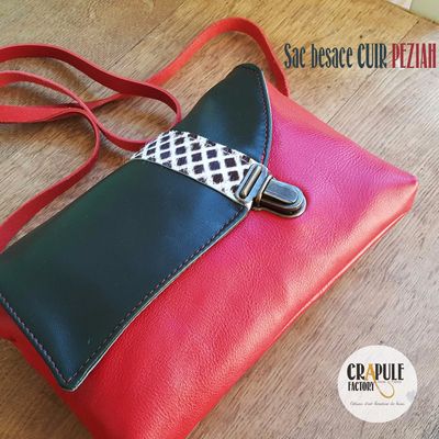 Sac besace cuir de créateur original cuir vert kaki foncé, rouge profond, blanc fantaisie poilu motifs carreaux