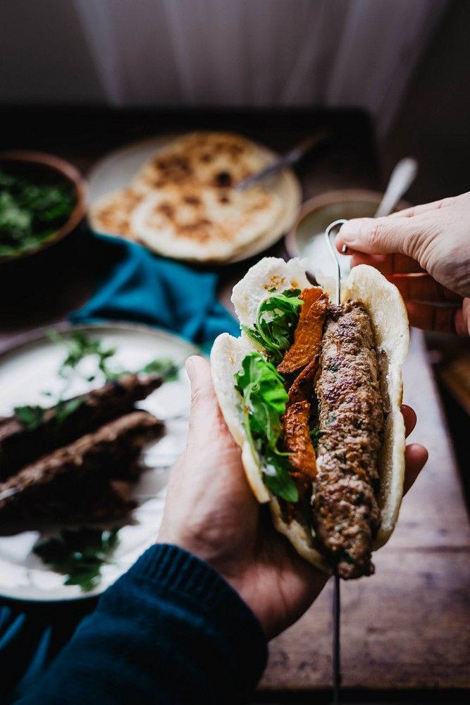 brochettes de kefta, facile, viande hachée, coriandre, sandwich avec pain pita, sauce blanche