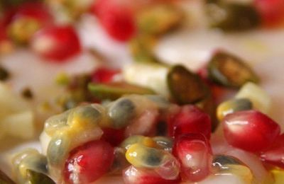 Carpaccio de St Jacques à la grenade, au fruit de la passion et aux éclats de pistaches