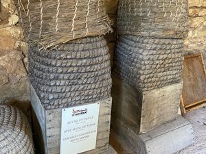 L'auge où buvaient les vaches.  Les ruches en paille. L'atelier du sabotier. A l'époque on estimait qu'un paysans usait jusqu'à 3 paires de sabots par an, qu'il portait avec des chaussons faits de feutre ou de laine. Et l'alambic