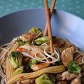 Poulet Caramélisé aux Légumes et aux Nouilles