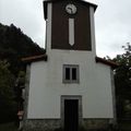 photos: après Izar Bide église et pierres debouts dans la chapelle à l' entrée de Markina-Xemein 