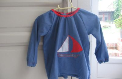 Blouse pour l'école avec le patron de la tunique raglan des intemporels enfants