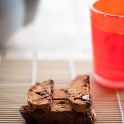 Biscottis aux noisettes caramélisées et chocolat blanc