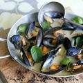 Curry de moules au lait de coco, gingembre, poivre voatsan perifery et herbes aromatiques. 