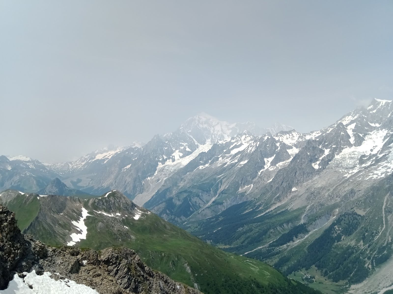 Le mont Blanc voilé par le panache de fumée des incendies du Canada sur l'Europe le 27 juin 2023 