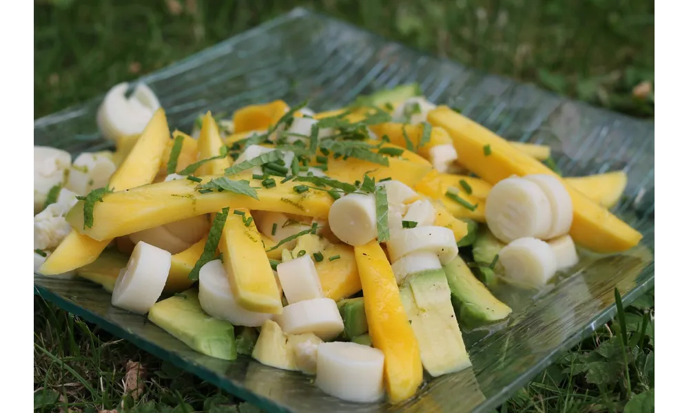 Salade d'avocats, coeurs de palmier et mangue au miel