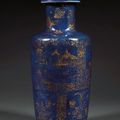 Vase mallet en porcelaine, émail bleu poudré et or, Chine, dynastie Qing, période Kangxi (1662-1722)