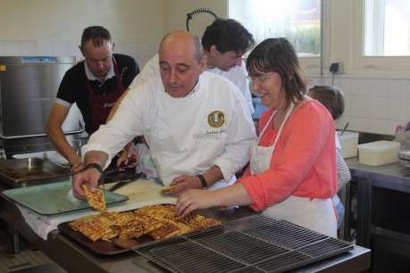 Le chef Jean-Claude Laurent avec Laurence et Laurent, les cuisiniers de la cantine de Couze, et Paul Gybels, parent d’élève.