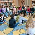AVANT LEUR PROJET DANS LES MATERNELLES, LES COLLÉGIENS A LA MÉDIATHÈQUE.
