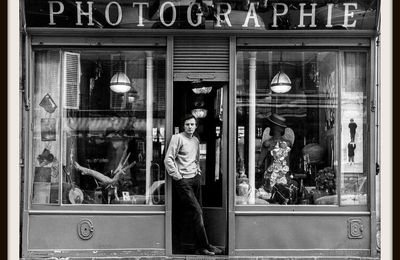 Jean François Bauret - photographe - devant sa boutique