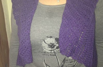 Boléro violet au crochet