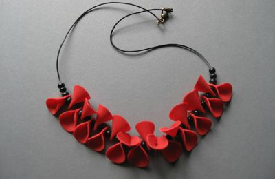 Collier coquelicot