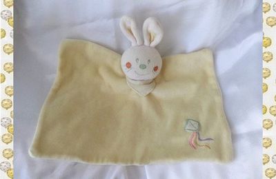 Doudou Peluche Plat Lapin Jaune Et Blanc Foulard Vert Cerf-Volant Bébérêve