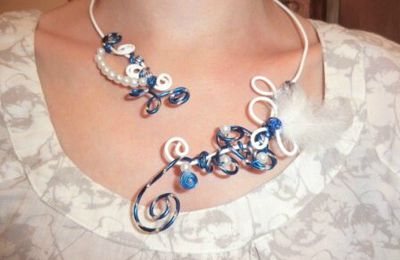 Collier en bleu et blanc