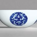 A fine and rare blue and white 'dragon medallion' bowl, Yongzheng mark and period (1723-1735)