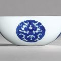 A fine and rare blue and white 'dragon medallion' bowl, Yongzheng mark and period (1723-1735)