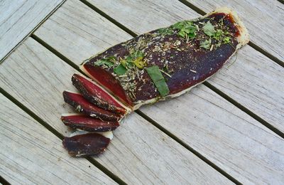 Magret de canard séché aux herbes